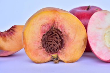 şeftali ve elma yakın 