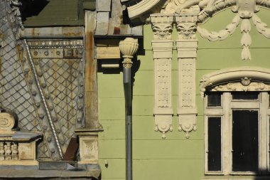 Gündüz eski bina ve inşa