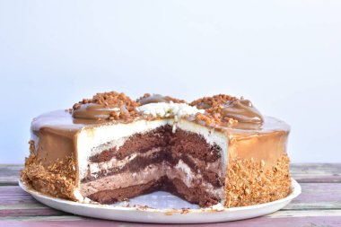 Çikolatalı kek kapatıyoruz 