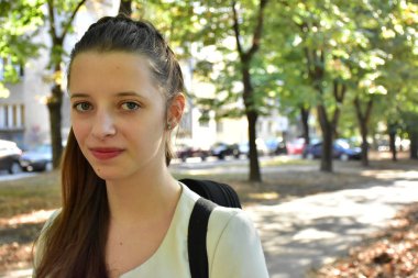 Beyaz arka planda güzel bir kız