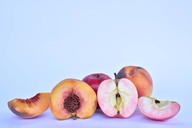 şeftali ve elma yakın 