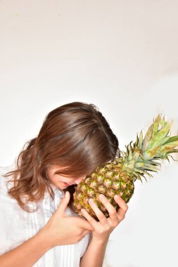 beyaz bir arka plan üzerinde kız ve ananas