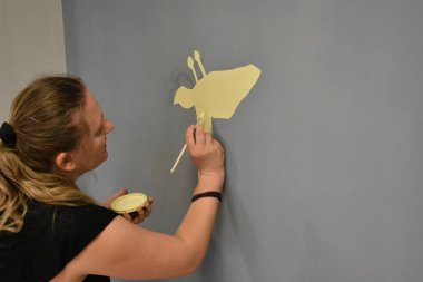 Bir fırçayla bir duvar çiz,