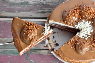 Çikolatalı kek kapatıyoruz 