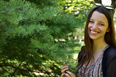 bir kız bir arka plan doğa portresi