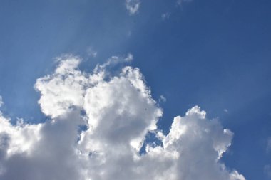 Mavi gökyüzü ve beyaz bulutlar