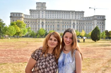 Mimarinin arka planında iki kız