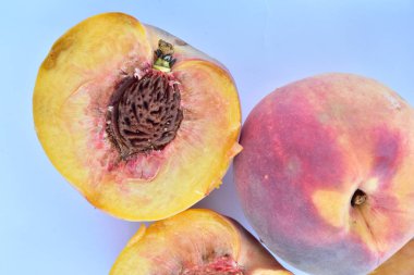 Olgun şeftaliler, yakından. 