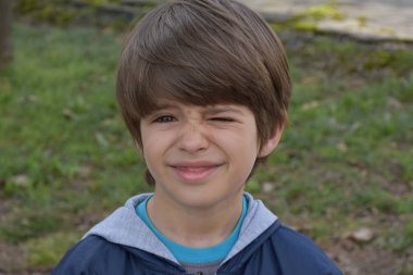  Küçük bir çocuğun güzel portresi ve gülümsemesi.