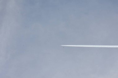 Gökyüzünde bir uçak