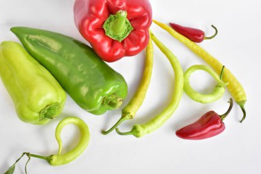 Beyaz arkaplanda biberler