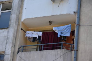 Yıkanmış giysiler ipe asılmış.