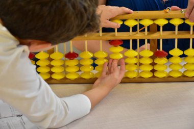 parmaklar ve abaküs yakın 