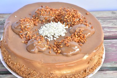 Çikolatalı kek kapatıyoruz 