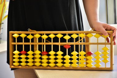 Kadın ve abaküs yakın durun. 