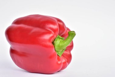 Beyaz arka planda kırmızı dolma biber