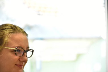 Kadın gözlük yakın çekim