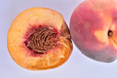 Olgun şeftaliler, yakından. 