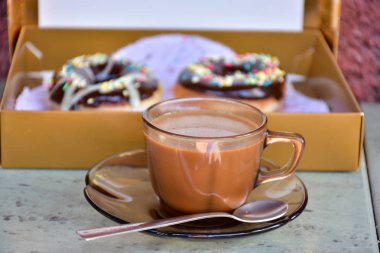 çörek ve kahve kutusu