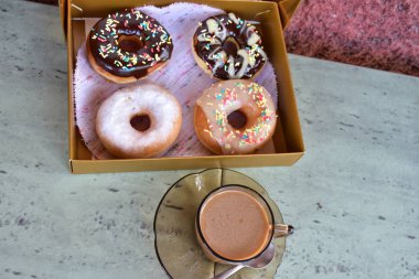 çörek ve kahve kutusu