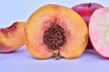 şeftali ve elma yakın 