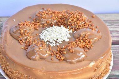 Çikolatalı kek kapatıyoruz 