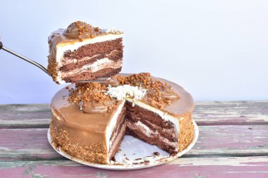 Çikolatalı kek kapatıyoruz 