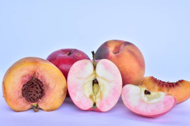 şeftali ve elma yakın 