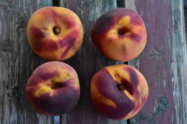 Olgun şeftaliler, yakından. 