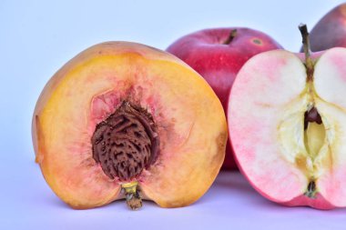 şeftali ve elma yakın 