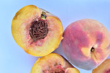 Olgun şeftaliler, yakından. 