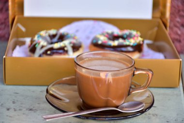 çörek ve kahve kutusu