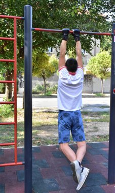 Bir adamın dışarıda antrenman yaptığı gündüz görüntüsü.  