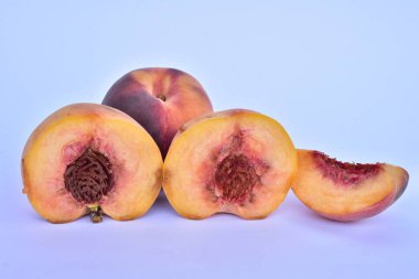 Olgun şeftaliler, yakından. 