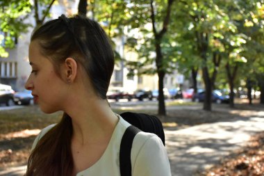 Beyaz arka planda güzel bir kız