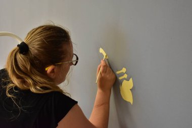 Bir fırçayla bir duvar çiz,