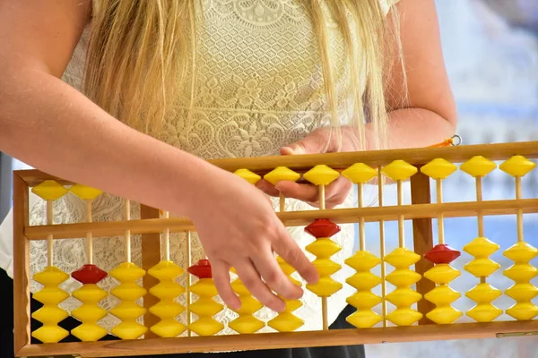 Criança Usando Abacus Perto — Fotografia de Stock