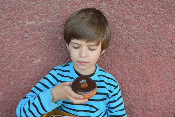 Schattige Kleine Jongen Eten Donut — Stockfoto