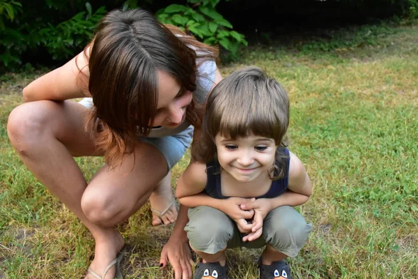 Enfants Jouent Sur Herbe — Photo