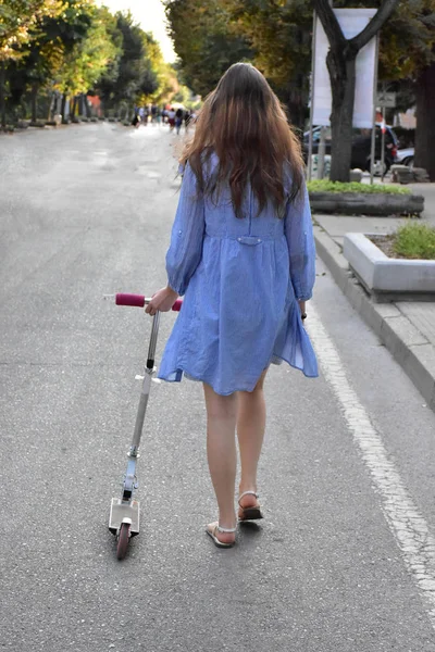 Girl Scooter Park — Stock Photo, Image