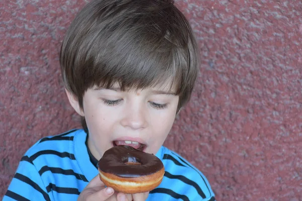Милий Маленький Хлопчик Їсть Пончик — стокове фото