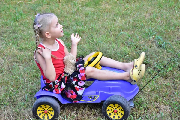 Красива Маленька Дівчинка Пластиковому Автомобілі — стокове фото