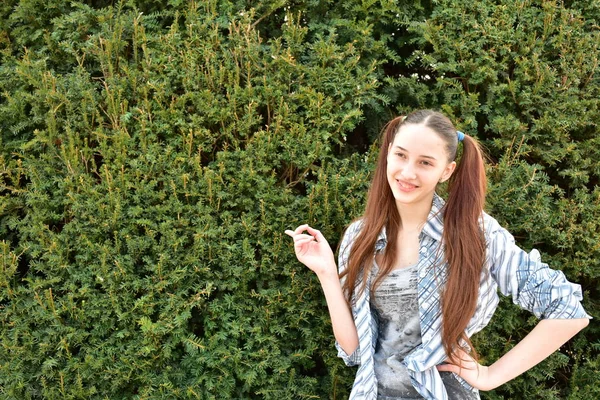 緑の木近く屋外でポーズ美しい少女 — ストック写真