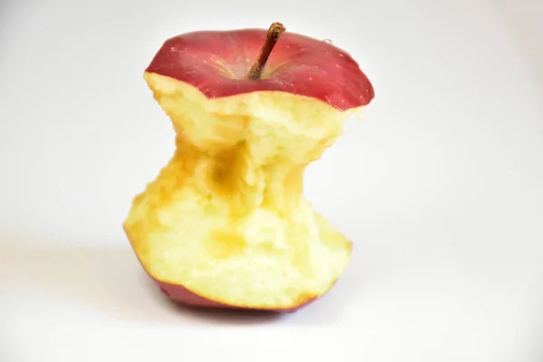Δαγκωμένο Μήλο Και Χέρι Λευκό Φόντο — Φωτογραφία Αρχείου