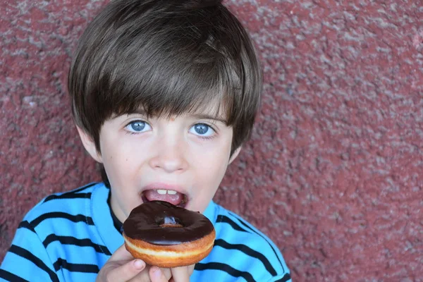 Lindo Niño Comiendo Donut — Foto de Stock