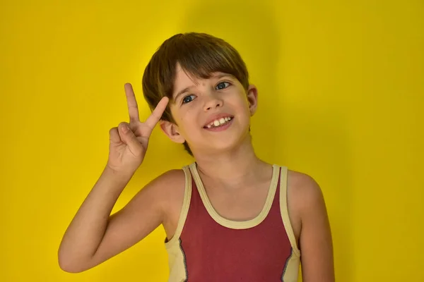 Sarı Arka Plan Karşı Bir Çocuk Portresi — Stok fotoğraf