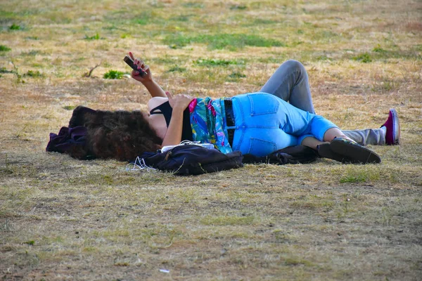 公園の芝生の上に横になって — ストック写真