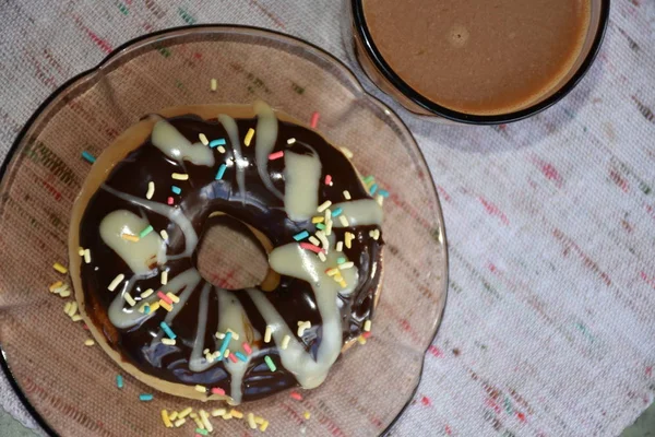 Donut Und Kaffee Aus Nächster Nähe — Stockfoto