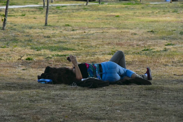 公園の芝生の上に横になって — ストック写真