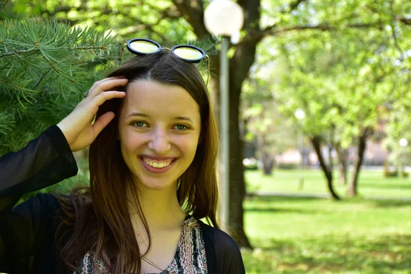 Retrato Uma Menina Fundo Natureza — Fotografia de Stock